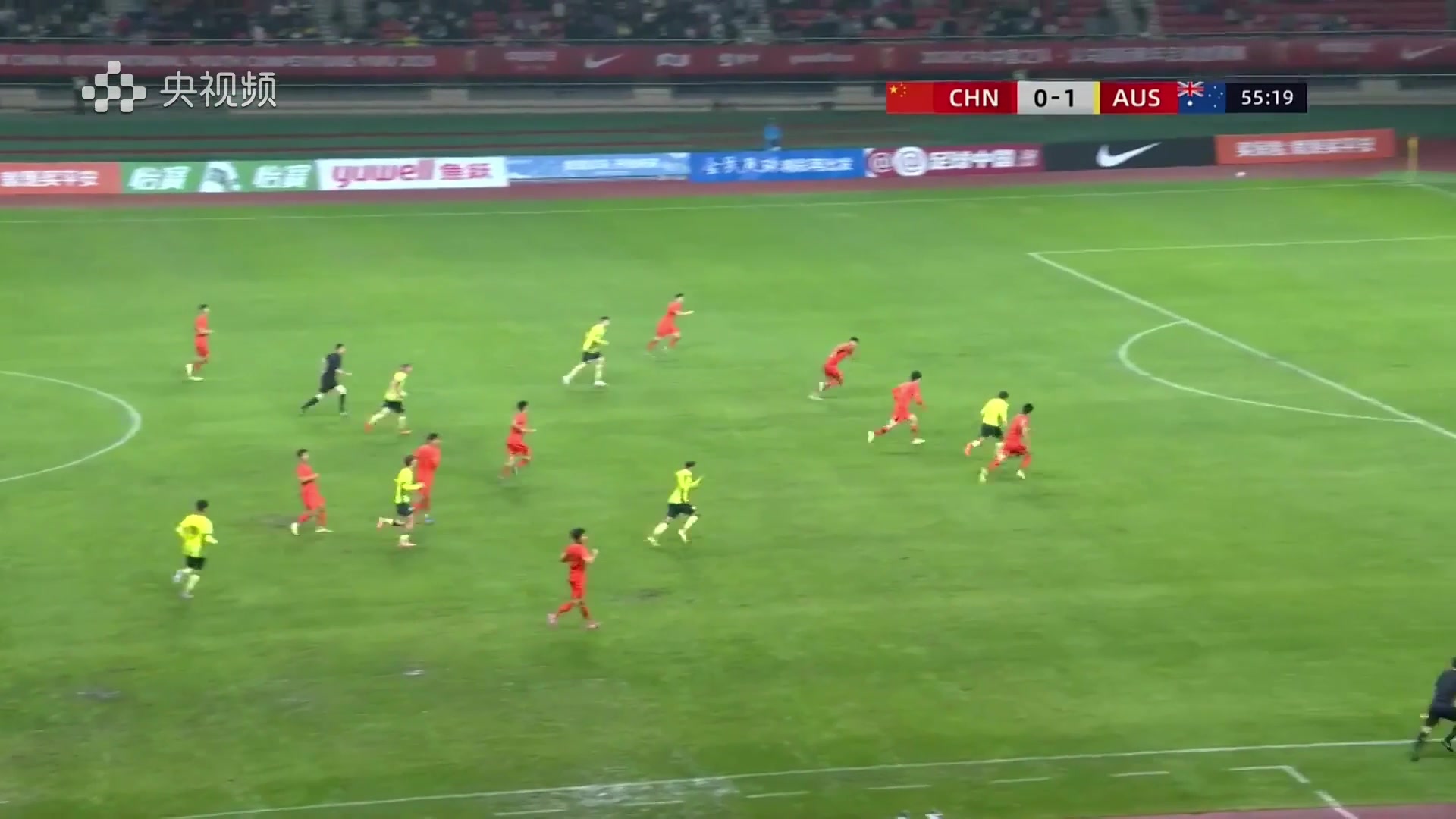 直塞打穿防線！對手單刀破門，U19國足0-2落后