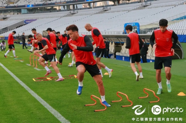 成都蓉城客戰(zhàn)申花 阿洛伊西強(qiáng)調(diào)防守反擊效率 成都蓉城客戰(zhàn)申花 阿洛伊西強(qiáng)調(diào)防守反擊效率