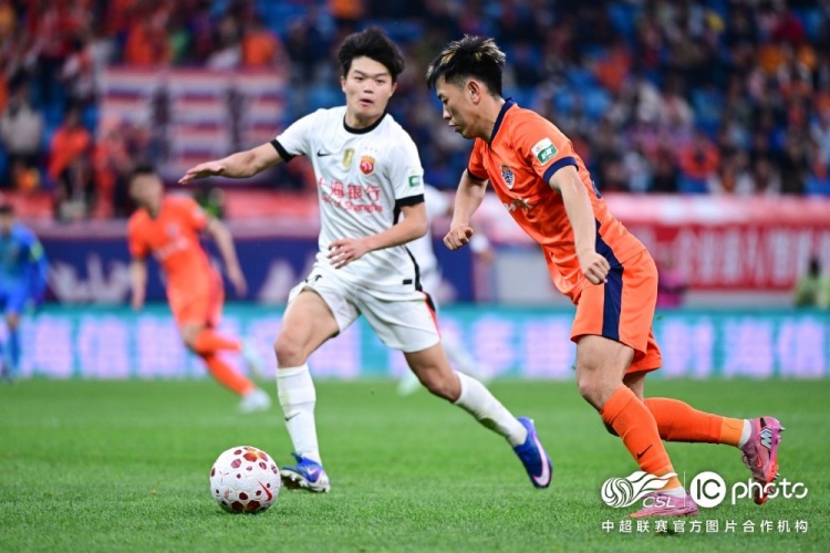 青島海牛3-1上海海港：吾米提江染紅致十人作戰(zhàn)，劉祝潤中柱難挽敗局