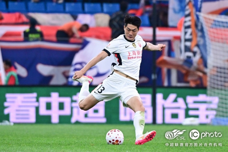 青島海牛3-1上海海港：吾米提江染紅致十人作戰(zhàn)，劉祝潤中柱難挽敗局