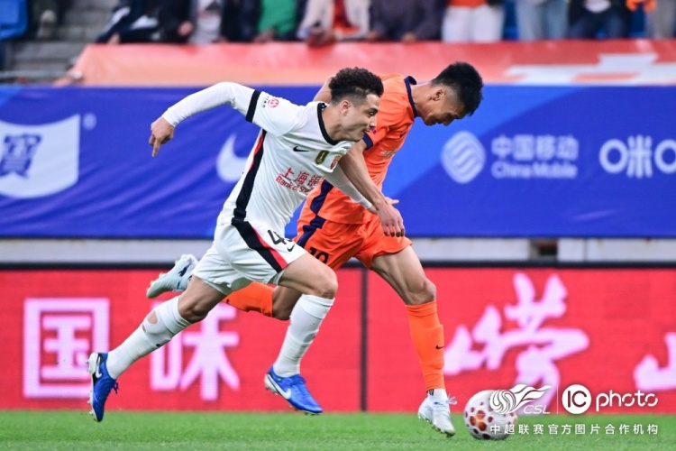 青島海牛3-1上海海港：吾米提江染紅致十人作戰(zhàn)，劉祝潤中柱難挽敗局