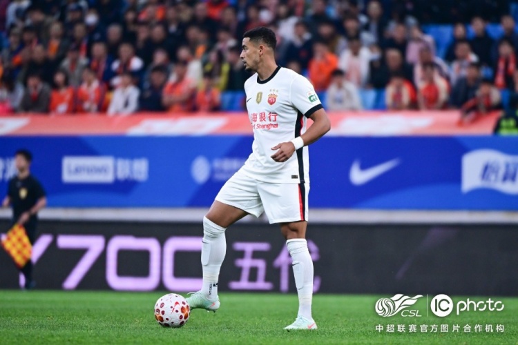 青島海牛3-1上海海港：吾米提江染紅致十人作戰(zhàn)，劉祝潤中柱難挽敗局