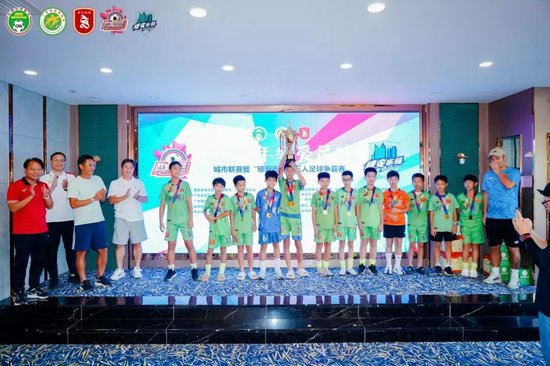 周穗安：未來將鋪設(shè)更多微型足球場，讓青少年“下樓即踢球”