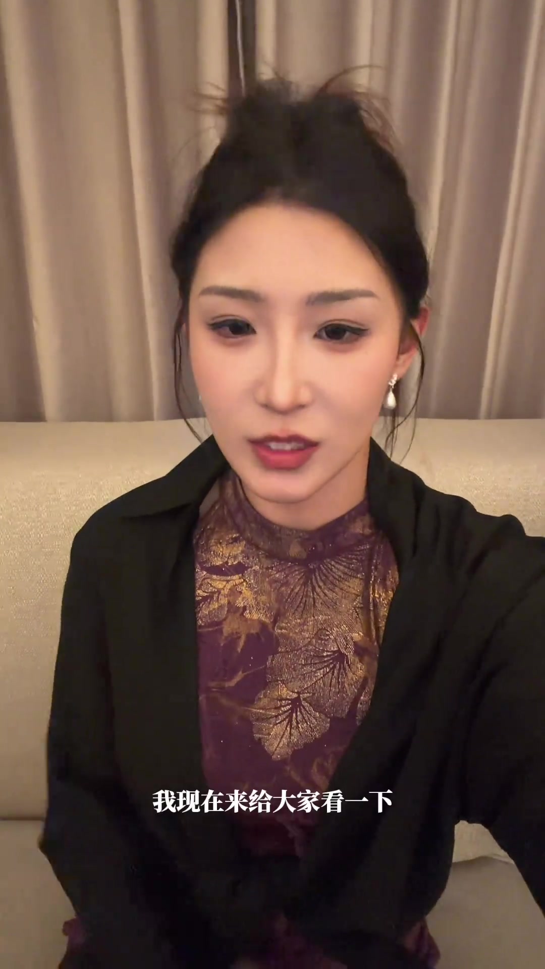 馬德李紫色旗袍亮相亞洲杯抽簽 稱中上簽信佳一指導(dǎo)