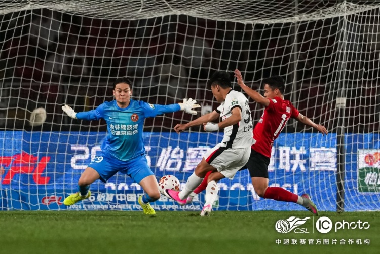 姆本扎+熱菲尼奧三分鐘兩球逆轉(zhuǎn)，海港客場2-3遭鐵人楠波灣絕殺